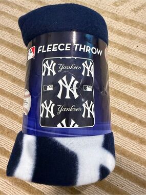 Yankees Fleece throw 40”x 50”. NWT